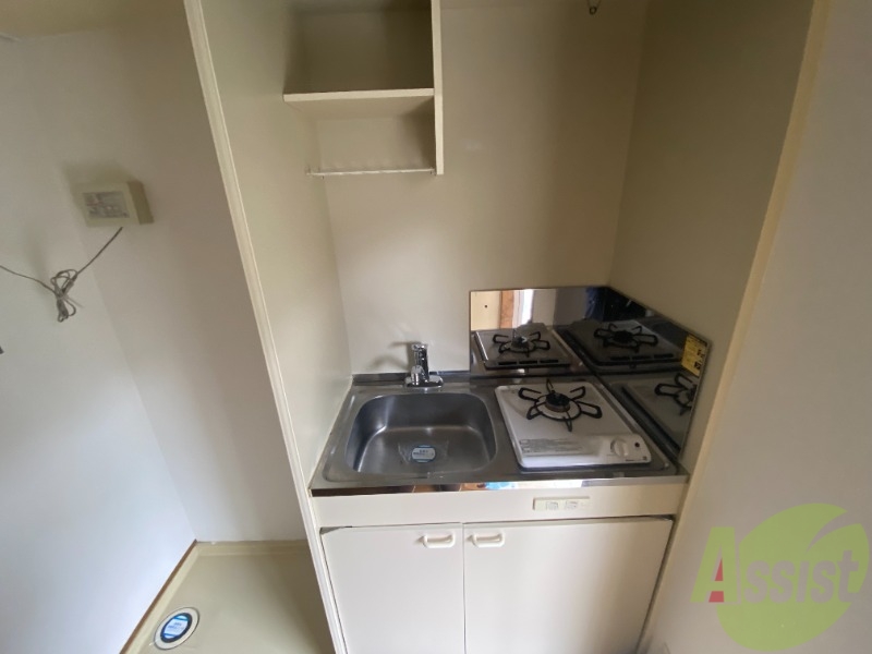 キッチン　キッチンにはガスコンロが備え付けであります。