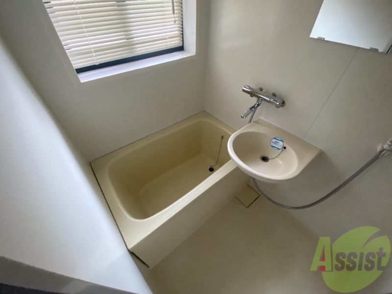 バス・シャワールーム　バスルームはゆったり浸かれる広さがあります。