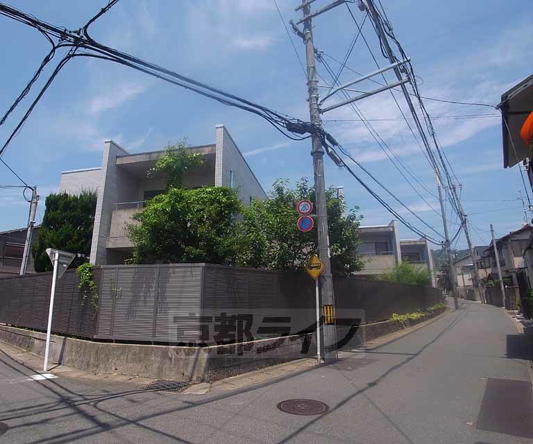 京都市右京区鳴滝桐ケ淵町のマンションの建物外観
