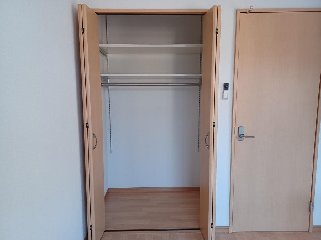 収納　高さが調節できるのでお荷物に合わせて無駄なく収納できます！