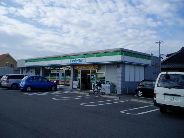 コンビニ　ファミリーマート鈴鹿寺家店（コンビニ）まで682m