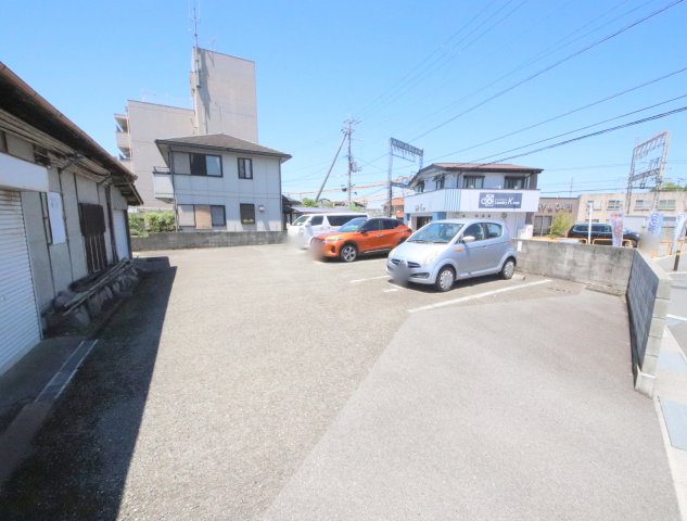 【平城駅前三和マンションの駐車場】