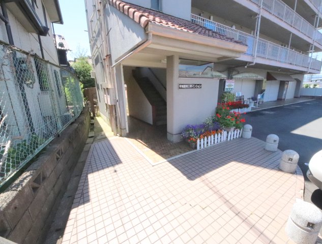 【平城駅前三和マンションのエントランス】