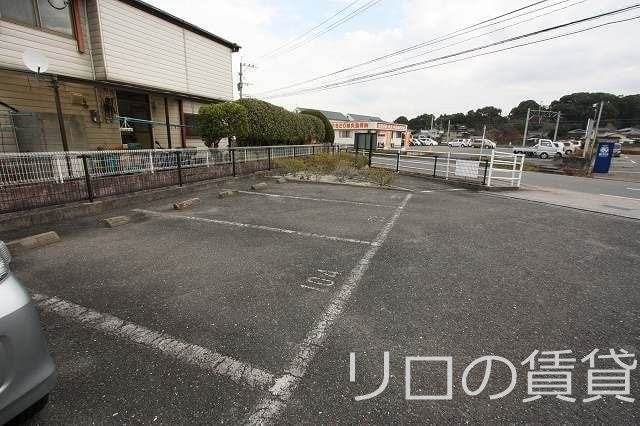 【飯塚市平塚のアパートの駐車場】