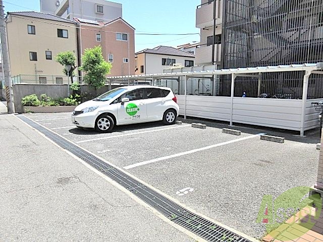 【パレロイヤル三番館の駐車場】