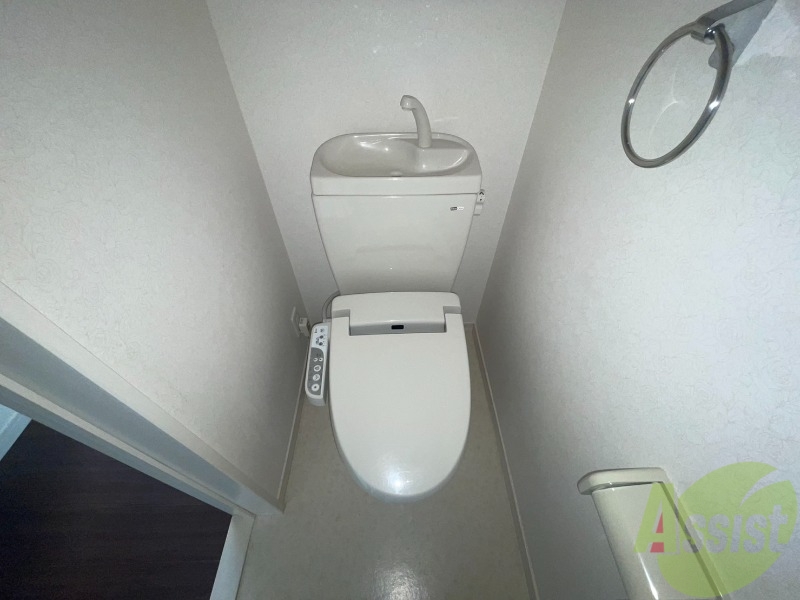 トイレ　温水洗浄便座なので快適に使用できそうですね。