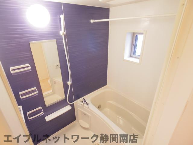 バス・シャワールーム　コンパクトで使いやすいお風呂です
