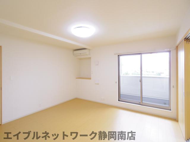 居室・リビング　こちらの居間で趣味の時間をお楽しみください