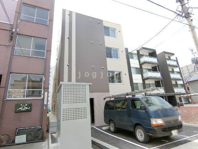 札幌市白石区東札幌四条のマンションの建物外観