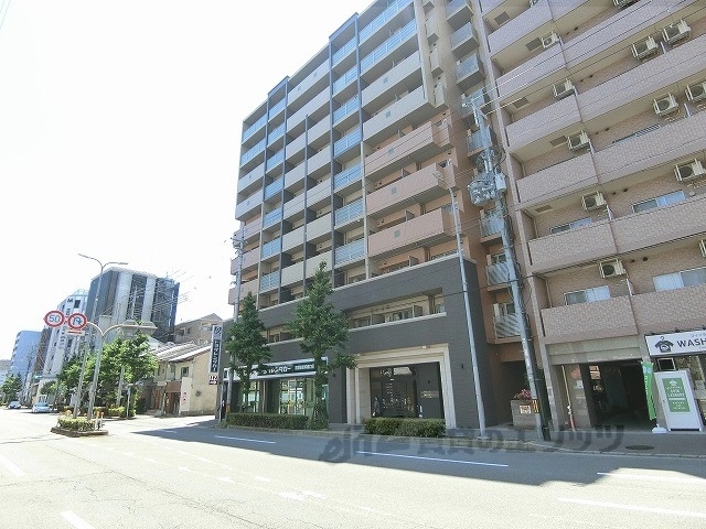 【京都市南区東九条上殿田町のマンションの建物外観】