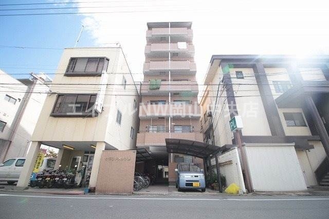 【岡山市北区野田屋町のマンションの建物外観】