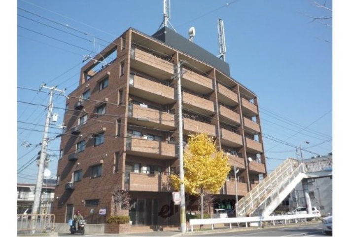 京都市右京区嵯峨釈迦堂門前瀬戸川町のマンションの建物外観