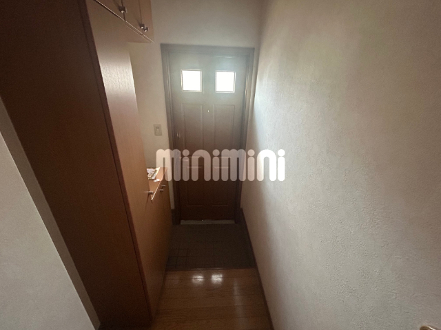 玄関　階段から見た玄関です。