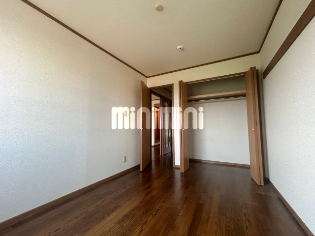 居室・リビング　洋間にも収納あります。