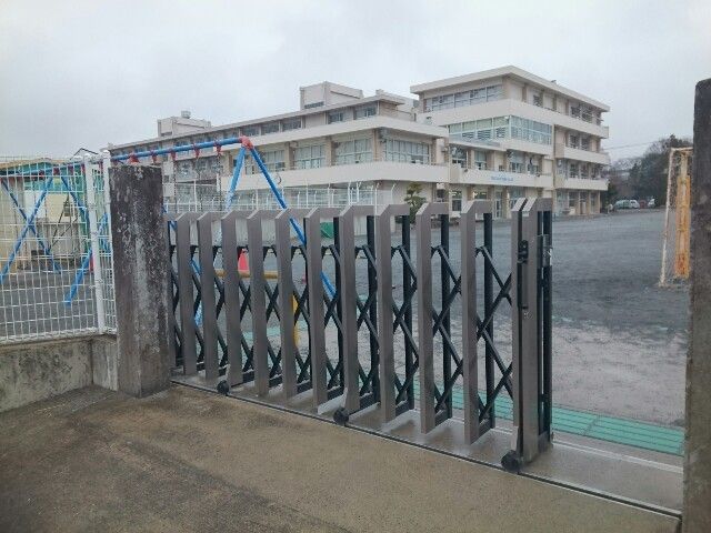 小学校　市立中川小学校（小学校）まで260m