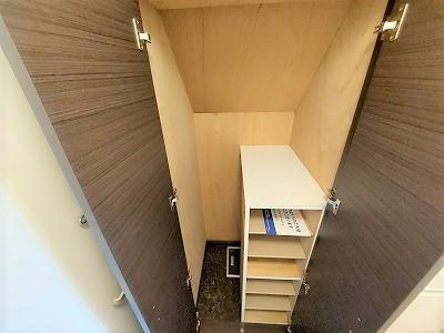 収納　下駄箱完備