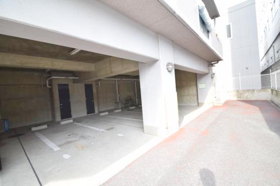 ロビー　しっかりと駐車スペースも確保してます。