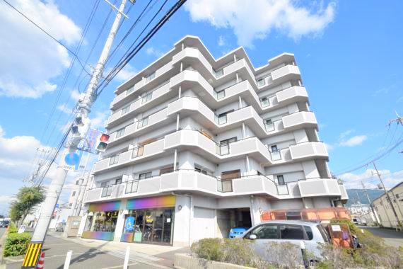 建物外観　存在感のある外観ですね。