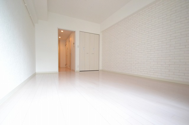 居室・リビング　白を基調とした綺麗なお部屋ですよ。