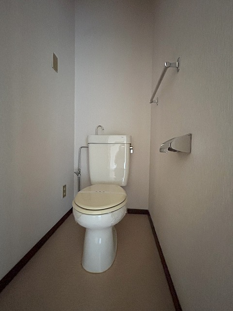 トイレ　同物件別号室の写真です。
