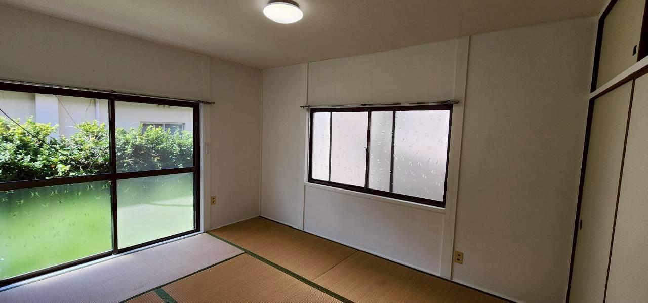 眺望　6畳側から専用庭側への写真。窓が多く明るい部屋です。