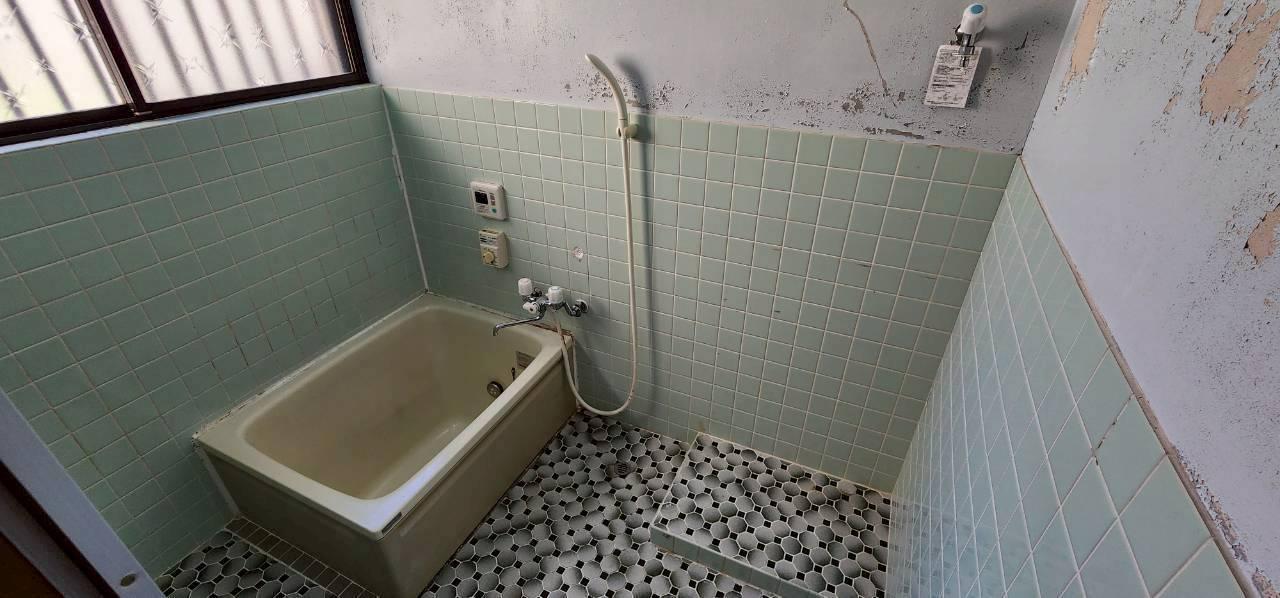 バス・シャワールーム　シャワー付き水栓と追い炊きガス風呂。洗濯機置き場と水栓あり