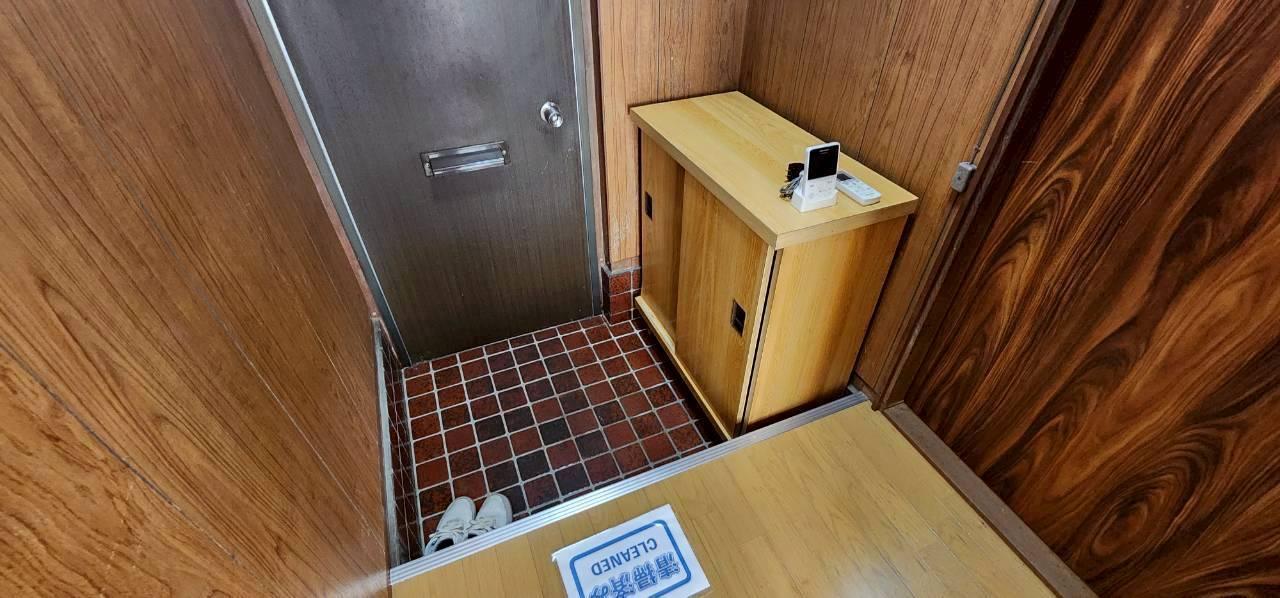 玄関　靴箱あり。