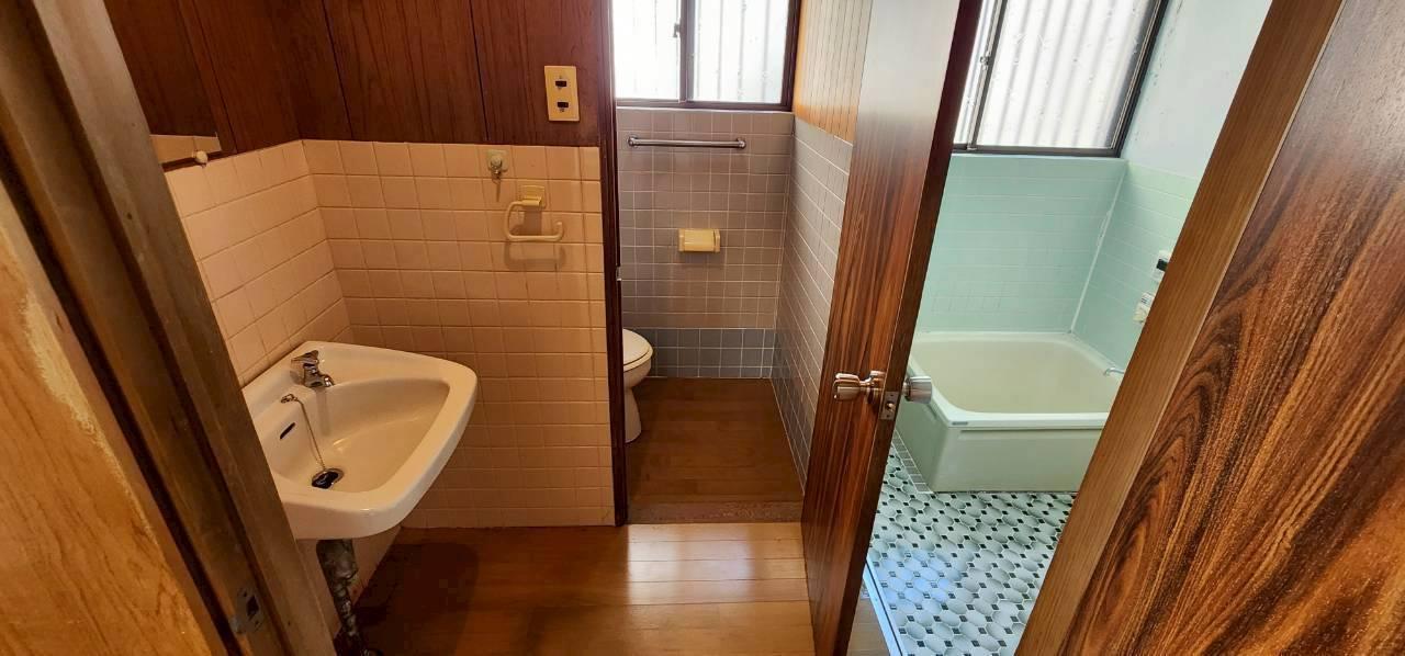 洗面設備　洗面はトイレと風呂の入り口に完備