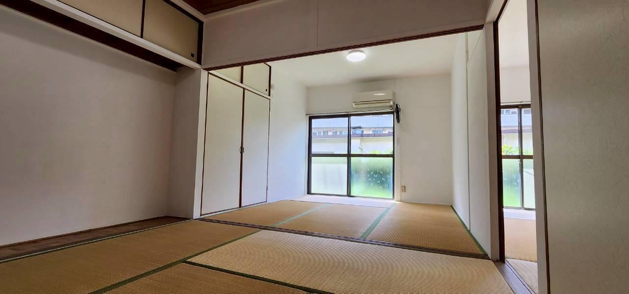 その他部屋・スペース　リビングから庭に向けての写真。少しですが専用庭もあります。