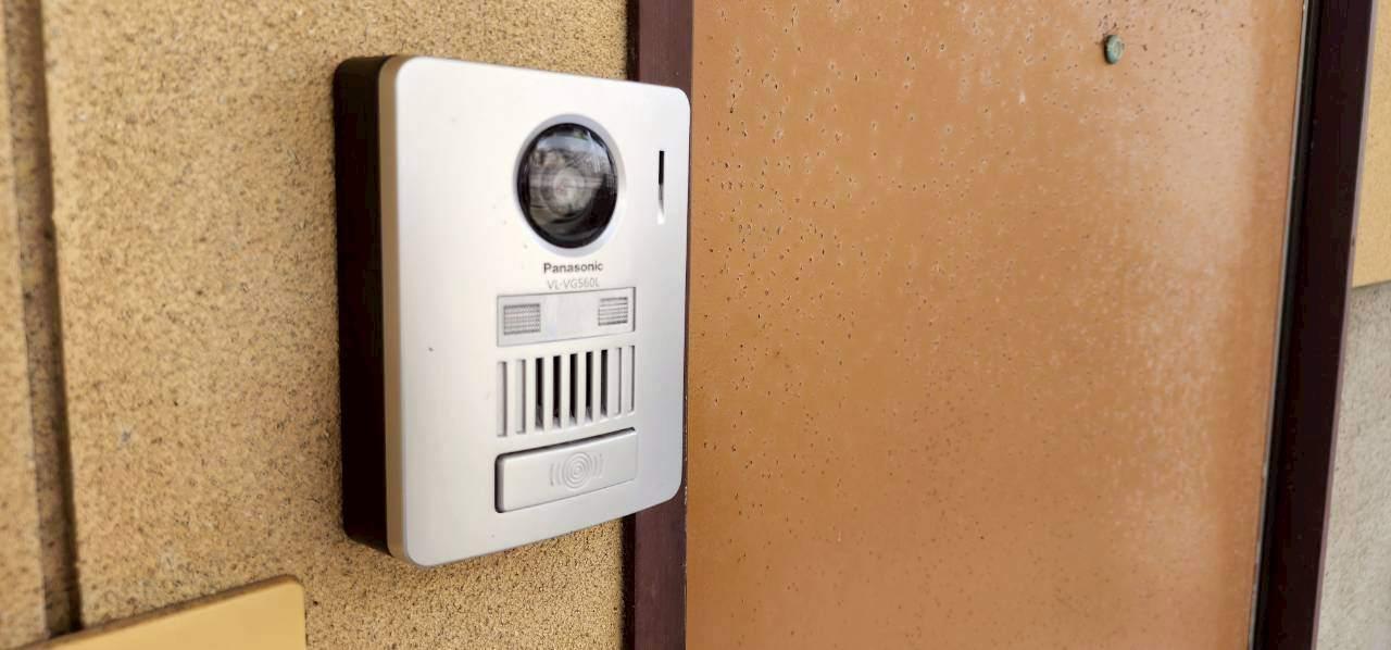 セキュリティ　玄関にはカメラ付きインターホン