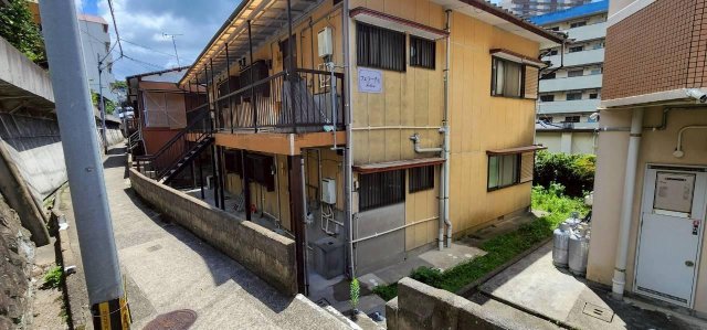 建物外観　1階手前が101号室です