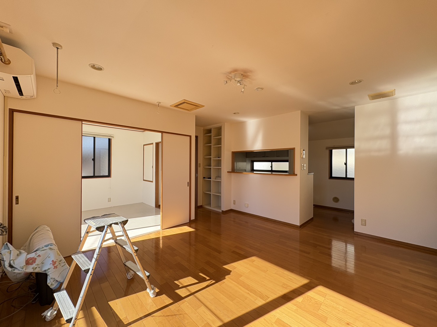 居室・リビング　居室と続けて広々ご利用可能・エアコン付き