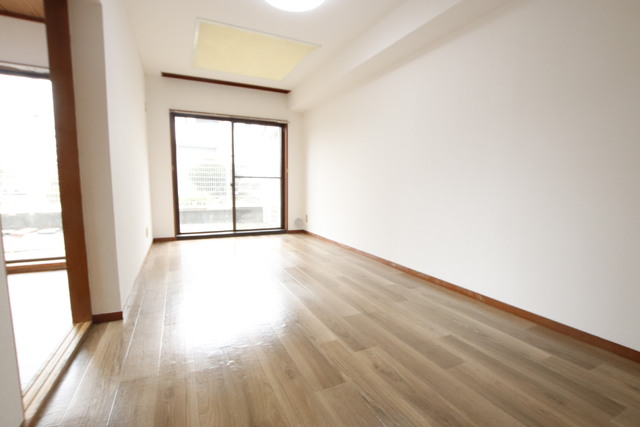 居室・リビング　７．１帖の明るい洋室です♪