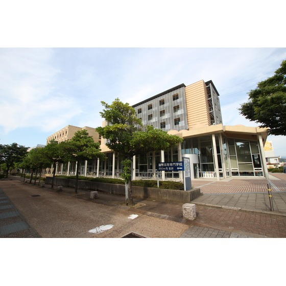 図書館　金沢工業大学ライブラリーセンター（図書館）まで572m