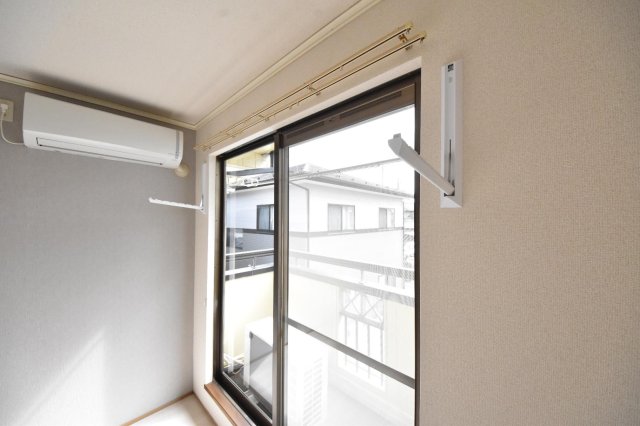 その他設備　室内物干し金物で雨の日も洗濯物を乾かせます。