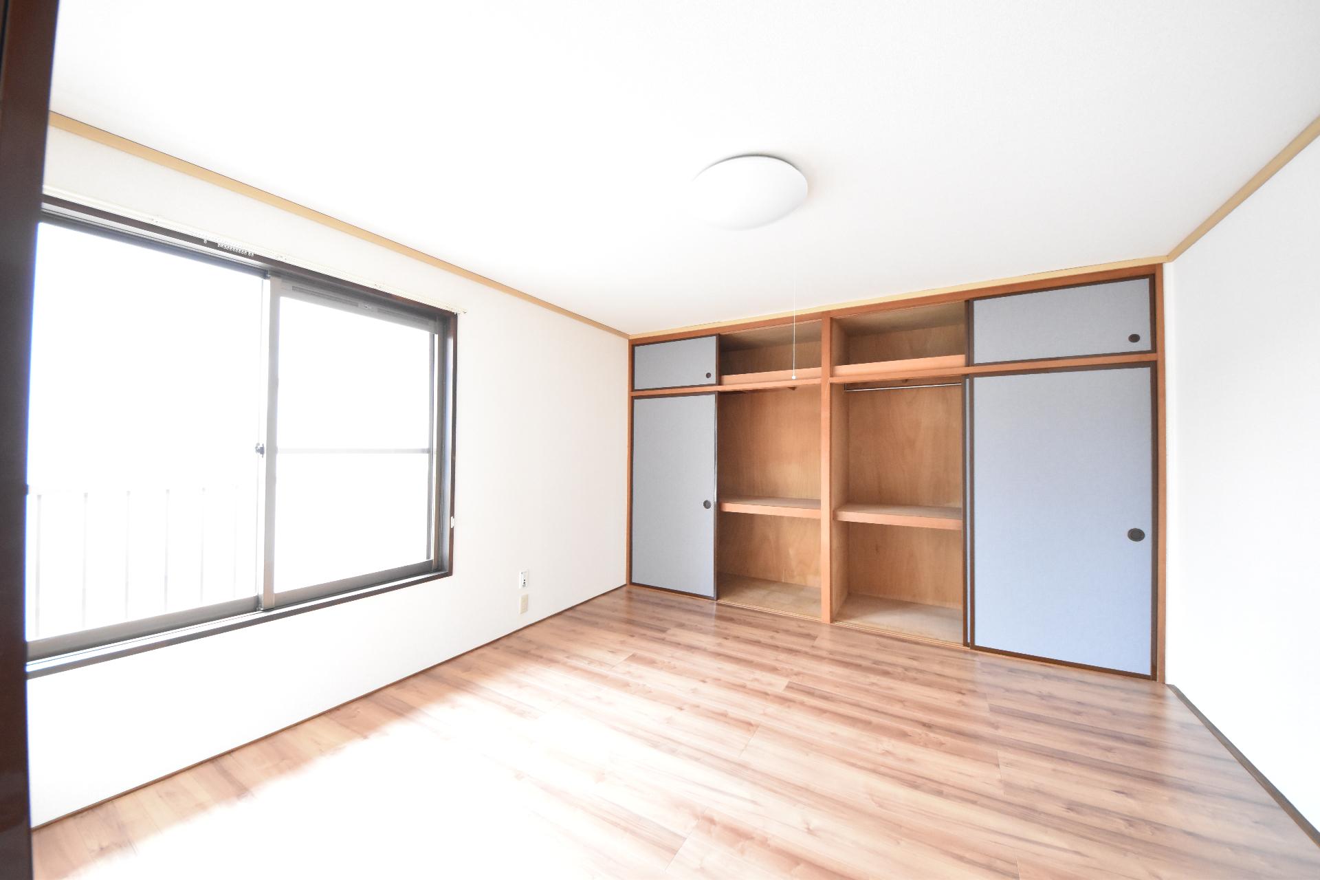 収納　壁一面のたっぷりした収納。