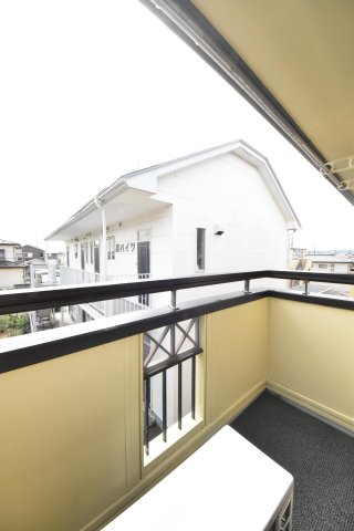 バルコニー　バルコニー付きで天気の良い日は外で洗濯物を乾かせます。