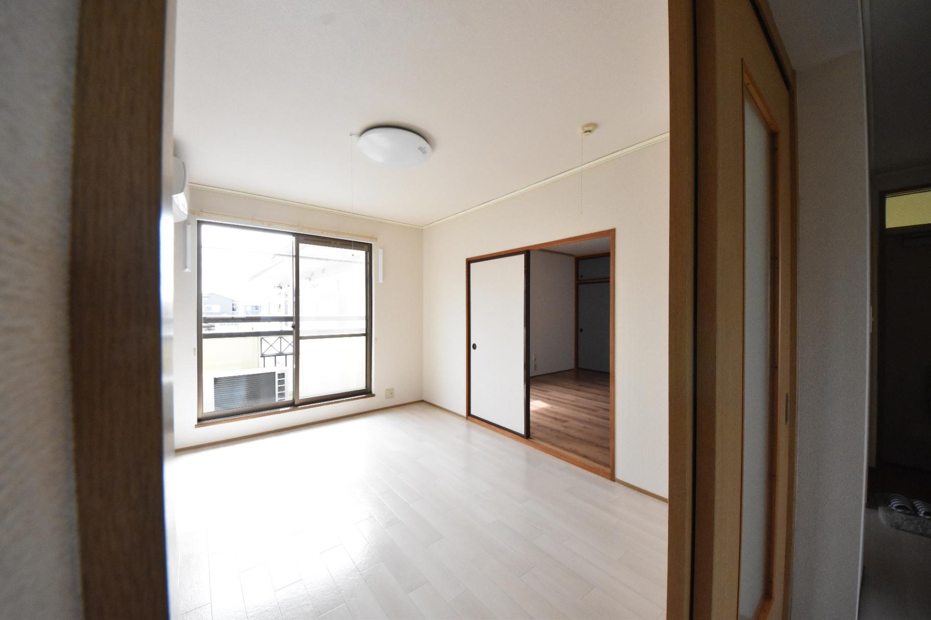 居室・リビング　白を基調としたすっきりとした洋室１