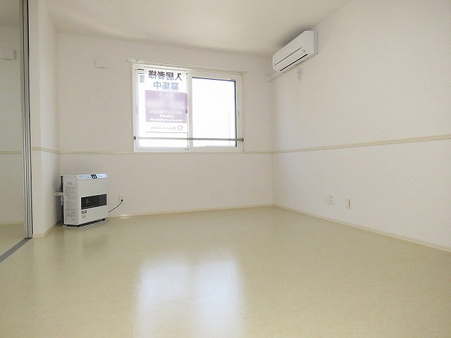 居室・リビング　広々として明るいリビングです♪