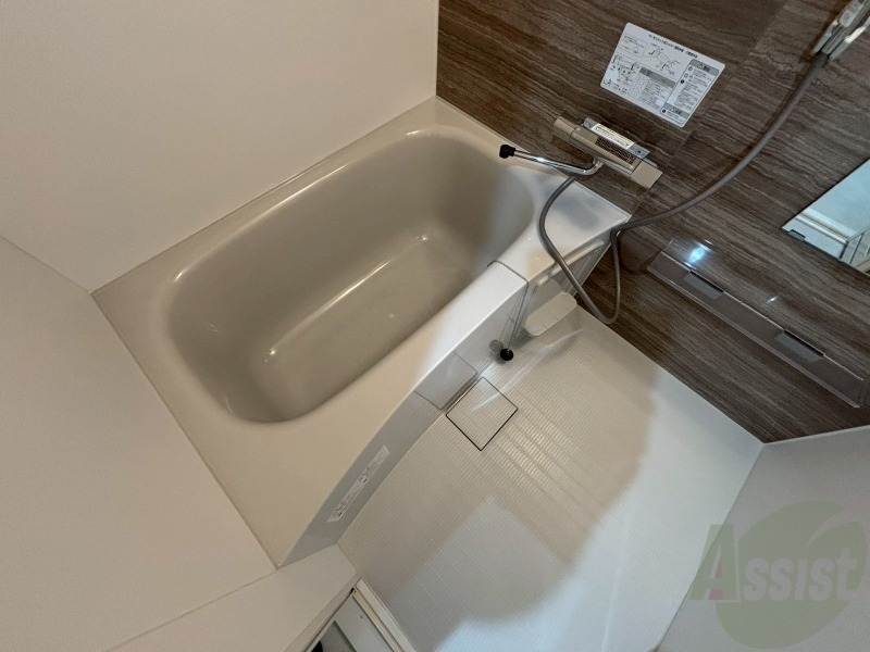 バス・シャワールーム　バスルームは狭すぎず、シャワーも浴びやすそうです。