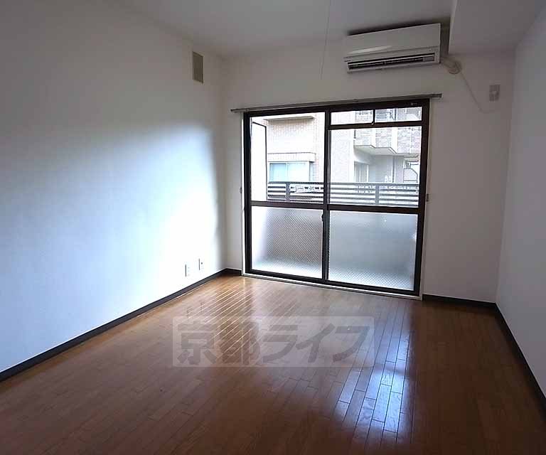 居室・リビング　室内からバルコニー方向を見ています。