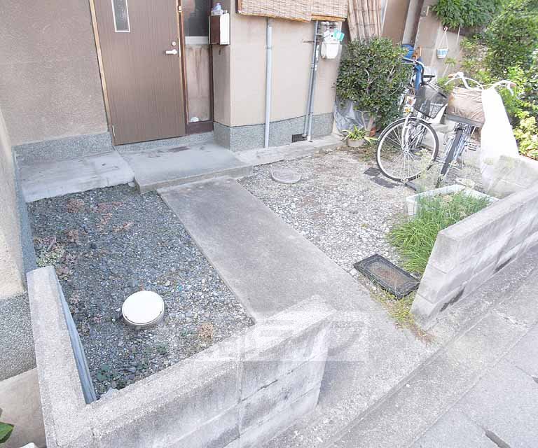 その他共有部分　広い入口で自転車も置けます。