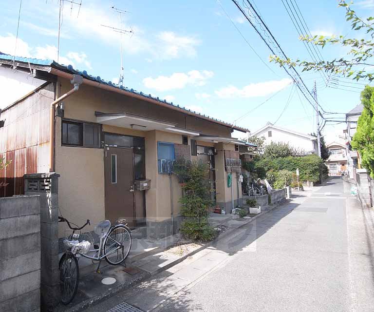 その他　建物の前の道路です。