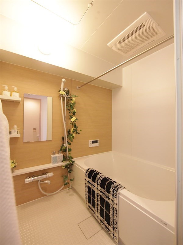 バス・シャワールーム　浴室暖房乾燥機付　追い焚き・オートバス機能付お風呂