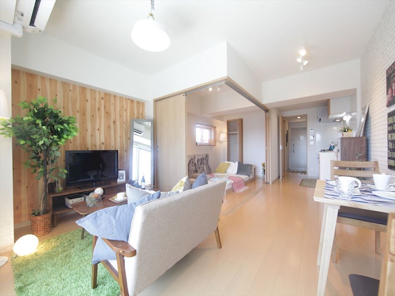 居室・リビング　ＬＤＫ13.6帖　洋室5.7帖　つなげても仕切っても使えます