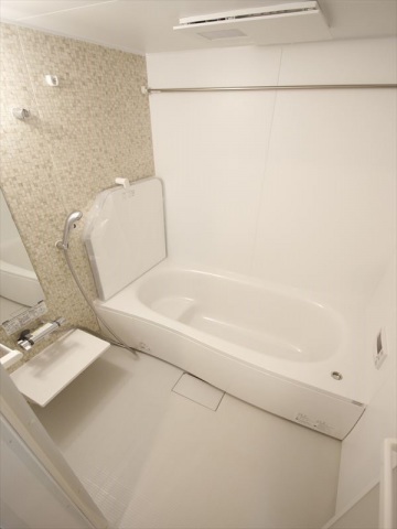 バス・シャワールーム　追焚・浴室乾燥機付のUB　ゆったり1坪タイプ