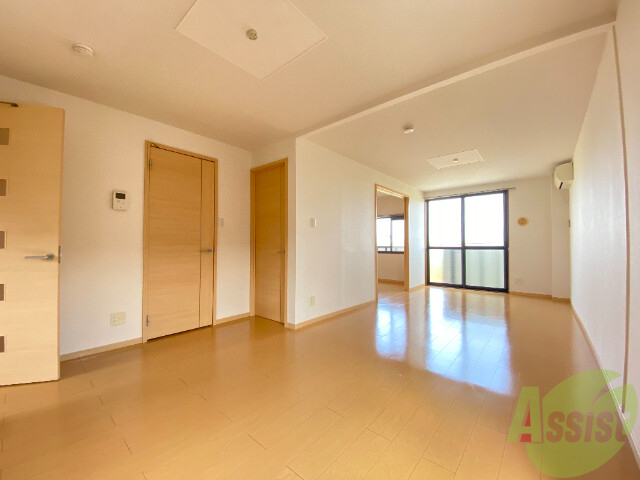 居室・リビング　広めのリビングでのびのび生活出来そうですね。