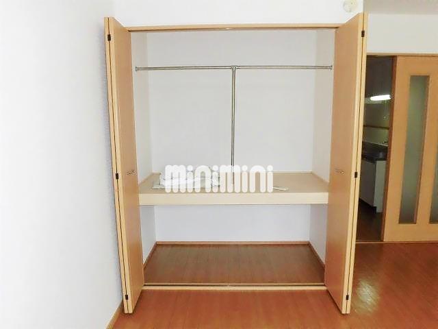 収納　棚とポールがあり使いやすい収納。