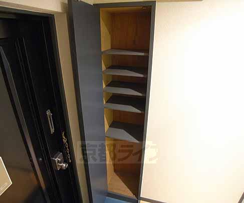 玄関　たくさん入るシューズボックスです