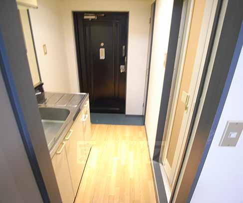 その他部屋・スペース　お部屋から見た廊下です（床の材質はお部屋により異なります）